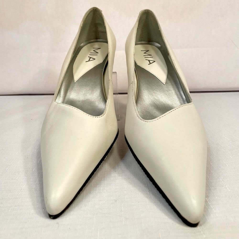 OFF WHITE LEATHER PUMPS w 2” KITTEN HEELS MADE IN BRAZIL by MIA SIZE 7.5 NWT